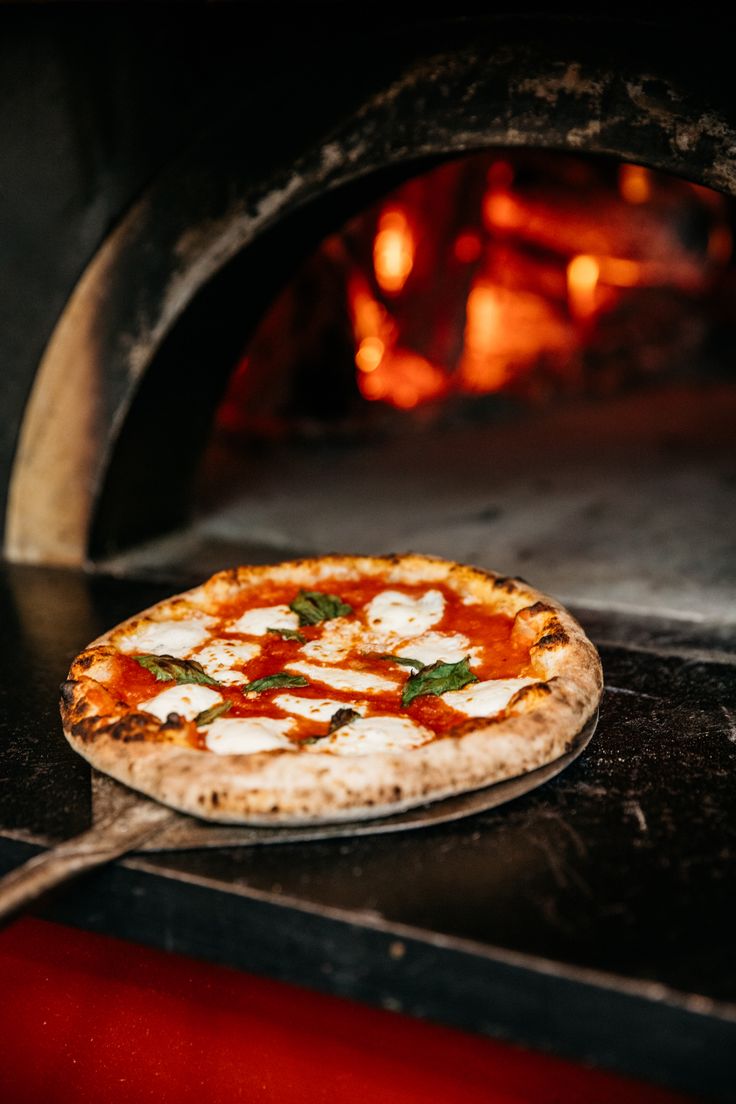 Pizza artisanale cuite au feu de bois chez La Pizza à Mons